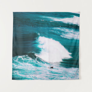 TENTURE PERSONNE EN SURBORD AVEC VAGUES OCÉANIQUES