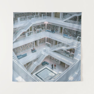 TENTURE PERSONNES MARCHANT À L'INTÉRIEUR DE LA BIBLIOTHÈQU