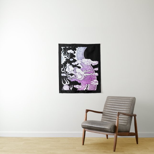 Tenture Petit DRAGON ULTRA VIOLET (34" x 40") EN NOIR (En situation)