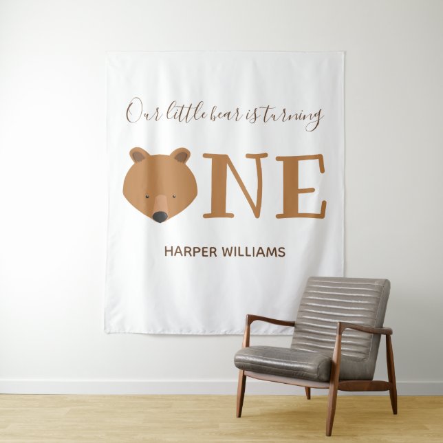 Tenture Petit ours qui fête son premier anniversaire Migno (En situation)