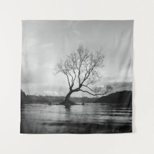 TENTURE PHOTO GRAYSCALE DE L'ARBRE NUIT SUR LE CORPS CALME