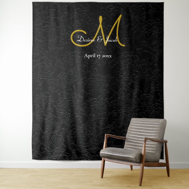 Tenture Photobooth Mariage Or Noir et Blanc Monogramme (En situation)