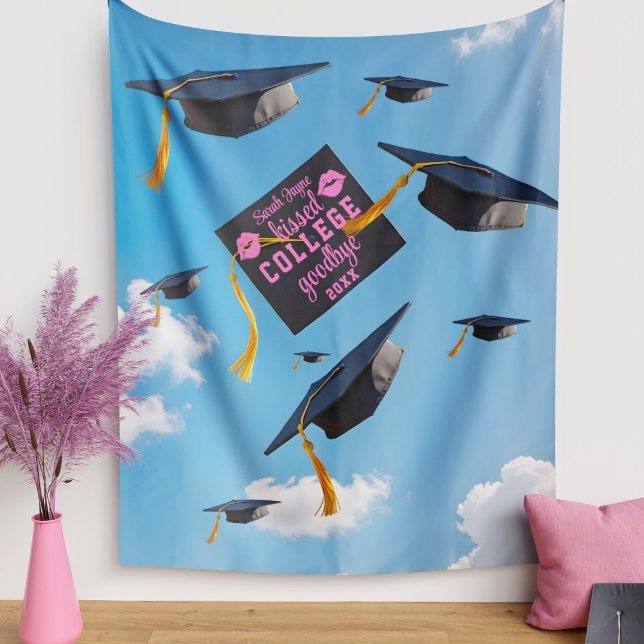Tenture Plan de fin d'études du Kiss College (Kissed college goodbye? Here's a fun backdrop wall tapestry for your Graduation Party)