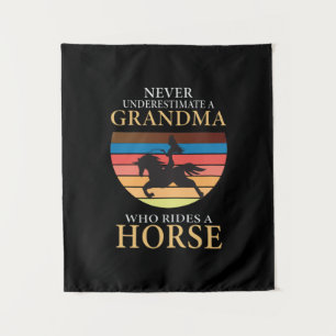 Tenture Poison d'Equestrian Never Underestimate A Grandm