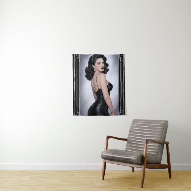Tenture Portrait classique en satin noir de Genevieve Thor (En situation)
