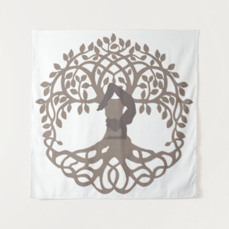 Tenture Pose de yoga gris et blanc serene par arbre de vie