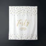 Tenture Quarante | Gold & Black 40th Birthday Party Backdr<br><div class="desc">Cette tapisserie moderne est parfaite pour une fête d'anniversaire chic aux couleurs noir et or. Votre invité appréciera de prendre une photo avec cette toile de fond sophistiquée de fête et de se souvenir de votre journée spéciale. Le design comprend une typographie dorée " Quarante " et un arrière -...</div>