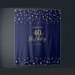 Tenture Quarante | Gold & Navy 40th Birthday Party Context<br><div class="desc">Cette tapisserie moderne est parfaite pour une fête d'anniversaire chic bleu marine et or. Vos invités apprécieront de prendre une photo avec cette toile de fond sophistiquée de fête et de se souvenir de votre journée spéciale. Le design comprend une typographie dorée " 40ème anniversaire " et un arrière -...</div>