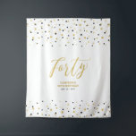 Tenture Quarante | Toile de fond pour fête d'anniversaire<br><div class="desc">Cette tapisserie moderne est parfaite pour une fête d'anniversaire sur un thème de couleur noir et or chic. Vos invités apprécieront de prendre une photo avec ce fond de fête sophistiqué et se souviendront de votre jour spécial. Le design présente une typographie dorée "Quarante" et un fond de confettis en...</div>