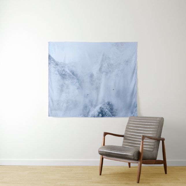 Tenture Ravens, montagnes enneigées et nuages (En situation (horizontale))