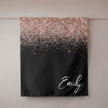 Tenture Rose noir or rose Parties scintillant rose<br><div class="desc">Girly Black and Rose Gold - Blush Pink Sparkle Parties scintillant Script Monogramme Nom et Tapisserie initiale. Cela rend le cadeau parfait pour 16 ans,  mariage,  douche nuptiale,  anniversaire,  baby shower ou bachelorette pour quelqu'un qui aime le luxe glam et les styles chic.</div>