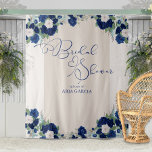Tenture Rose Royal Blue Floral Fête des mariées fond<br><div class="desc">Élégante tapisserie de douche nuptiale à utiliser comme mur décoratif accroché, panneau de bienvenue ou fond de cabine photo, par exemple. Le design est composé de bleu royal marine et d'ivoire roses, de verdure, d'eucalyptus feuilles. La Fête des mariées est lettrée à la main avec le coeur d'amour fleurit et...</div>