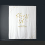 Tenture Salutations à 50 ans | Gold 50th Birthday Party<br><div class="desc">Cette tapisserie moderne est parfaite pour une fête d'anniversaire à thème or et blanc chic. Votre invité appréciera de prendre une photo avec ce décor sophistiqué de fête et de se souvenir de votre journée spéciale. Le design comprend une typographie dorée " Cheers to 50 years " et des graphismes...</div>