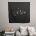 Tenture Script féminin Black Gold moderne Monogramme<br><div class="desc">Tapisserie Monogrammée Black Gold moderne Personnalisez facilement cette tapisserie moderne et élégante avec votre monogramme et votre nom personnalisés.</div>