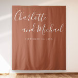 Tenture Script Terracotta Mariage Photo Booth Arrière-plan<br><div class="desc">Doté d'un script de typographie chic,  ce stand photo mariage chic peut être personnalisé avec vos noms et date spéciale. Conçu par Thisisnotme©</div>