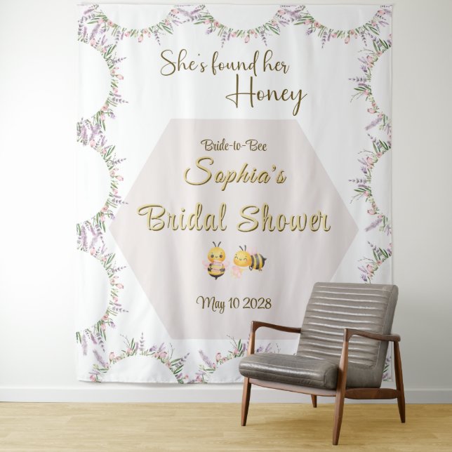 Tenture She's Found Her Honey Bridal Shower Backdrop (En situation)