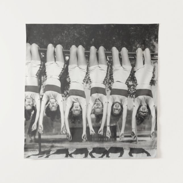 Tenture Showgirls sur les bars à singes, design ludique. (Devant)