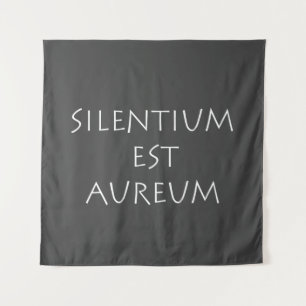 Tenture Silgentium est aureum