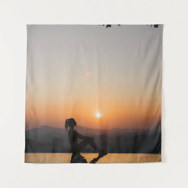 Tenture Silhouette de femme assise sur le bord de l'éterni (Devant)