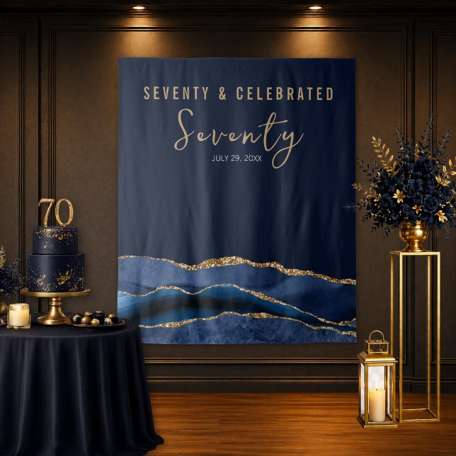 Tenture Soixante-dix ans et célébré Fond de Navy Or Agate (Elegant navy gold 70th birthday backdrop with agate detail for luxury celebration setup)