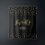 Tenture Soixante-dix Fond de fête d'anniversaire 70 ans Or<br><div class="desc">Cette tapisserie moderne est parfaite pour une fête d'anniversaire des 70 ans avec un thème de couleur noir et or chic. Vos invités apprécieront de prendre une photo avec ce fond de fête sophistiqué et se souviendront de votre jour spécial. Le design présente une typographie dorée "Soixante-dix" et un fond...</div>