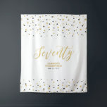 Tenture Soixante-dix Gold & Black 70th Birthday Party Cont<br><div class="desc">Cette tapisserie moderne est parfaite pour une fête d'anniversaire chic aux couleurs noir et or. Votre invité appréciera de prendre une photo avec cette toile de fond sophistiquée de fête et de se souvenir de votre journée spéciale. Le design comprend une typographie dorée " Soixante-dix " et un arrière -...</div>