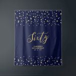 Tenture Soixante | Gold & Navy 60th Birthday Party Context<br><div class="desc">Cette tapisserie moderne est parfaite pour une fête d'anniversaire à thème bleu marine et or chic. Votre invité appréciera de prendre une photo avec ce décor sophistiqué de fête et de se souvenir de votre journée spéciale. Le design comporte une typographie dorée " Sixty " et un arrière - plan...</div>