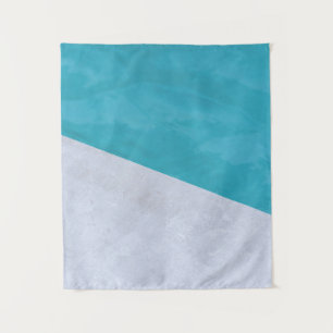 Tenture Sol gris vide à côté de la piscine