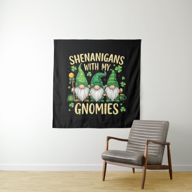 Tenture St Patrick’s Day Lucky Shamrock Gnome  (En situation)