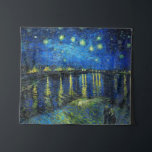 Tenture Starry Night Over the Rhone par Vincent Van Gogh<br><div class="desc">Nuit étoilée sur le Rhône par Vincent Van Gogh. C'est un vieux chef-d'oeuvre du peintre-maître néerlandais Vincent Van Gogh. Cette belle peinture a une belle couleur,  vibrante,  saturée. Vincent Van Gogh était un peintre impressionniste de poste hollandais. Ce tableau a été peint sur les rives du Rhône en France.</div>