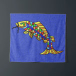 Tenture Style Pop Art coloré Poisson Vibrant Bleu Étincell<br><div class="desc">Cette tapisserie murale est d'un bleu foncé éclatant avec de minuscules étincelles faux blancs et un poisson coloré de style pop art avec des écailles qui sont orange, jaune, rouge, vert et bleu.</div>
