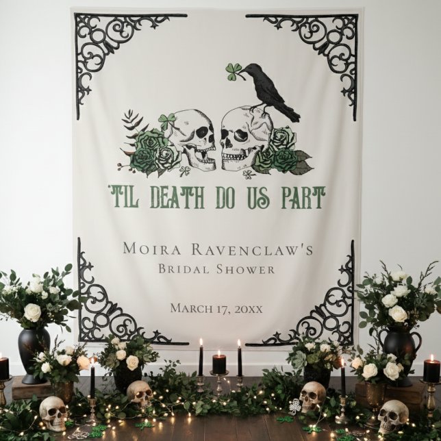 Tenture Til Death Green M. et Mme Skulls Roses verts (Til Death Ivory Photo Prop/Booth for Irish Gothic Wedding. Floral Skulls, Green Roses, Black Raven)