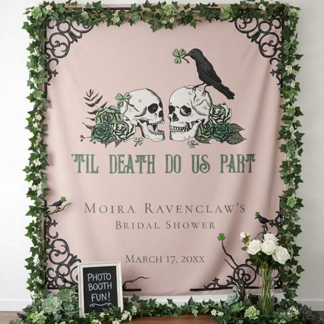 Tenture Til Death Pink M. et Mme Skulls Roses verts (Til Death Pink Photo Prop/Booth for Irish Gothic Wedding. Floral Skulls, Green Roses, Black Raven)