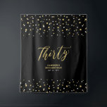Tenture Trente | Gold & Black 30th Birthday Party Backdrop<br><div class="desc">Cette tapisserie moderne est parfaite pour une fête d'anniversaire chic aux couleurs noir et or. Vos invités apprécieront de prendre une photo avec cette toile de fond sophistiquée de fête et de se souvenir de votre journée spéciale. Le design comporte une typographie dorée " Trente " et un arrière -...</div>