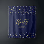 Tenture Trente | Gold & Navy 30th Birthday Party Contexte<br><div class="desc">Cette tapisserie moderne est parfaite pour une fête d'anniversaire chic aux couleurs noir et or. Vos invités apprécieront de prendre une photo avec cette toile de fond sophistiquée de fête et de se souvenir de votre journée spéciale. Le design comporte une typographie dorée " Trente " et des confettis hexagones...</div>