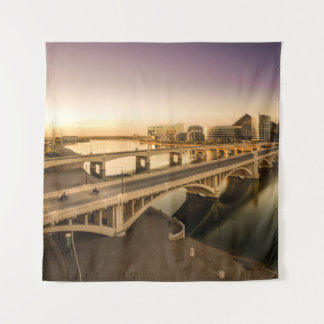 TENTURE TROIS HOMMES SUR MOTOCYCLES TRAVERSANT LE PONT