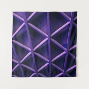 Tenture Un plafond violet avec une motif de croisée ; un b