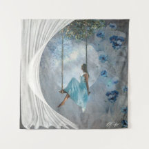 Une femme en robe bleue sur un swing