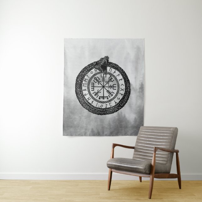 Tenture Vegvisir avec Ouroboros et runes - gamme de gris (En situation)