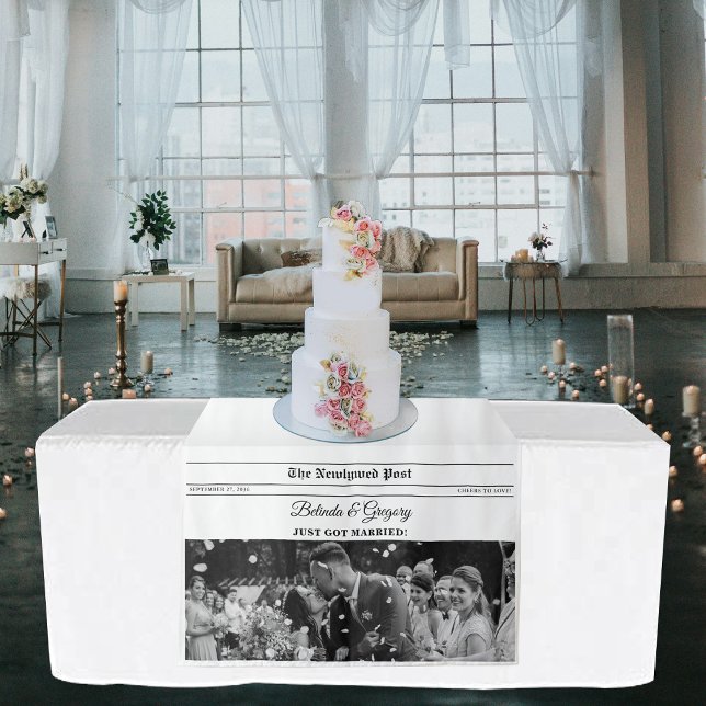 Tenture Wedding Newspaper Fun Photo Table Runner Sign (Wedding Newspaper Fun Photo Table Runner Sign Tapestry)