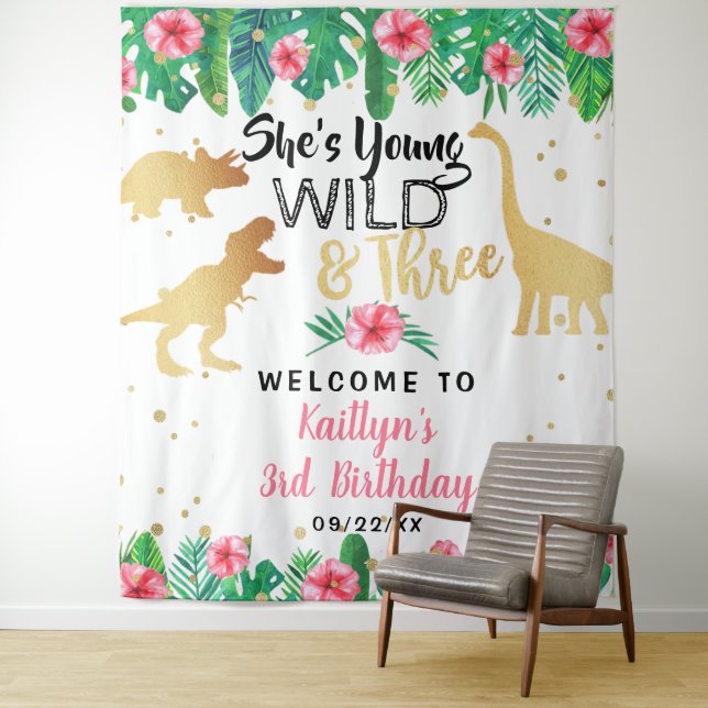 Tenture Young Wild & Three Dinosaur Girls 3e anniversaire (En situation)