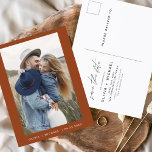 Terracotta Enregistrer la date Carte postale Boho<br><div class="desc">Mariage Boho Terracotta Enregistrer les cartes de dates qui ont une photo sur le devant. Les cartes Save the Date contiennent une typographie de script moderne,  lettrée à la main,  qui sont élégantes,  simples et modernes à utiliser après que vous minimaliste simple célébration de mariage.</div>