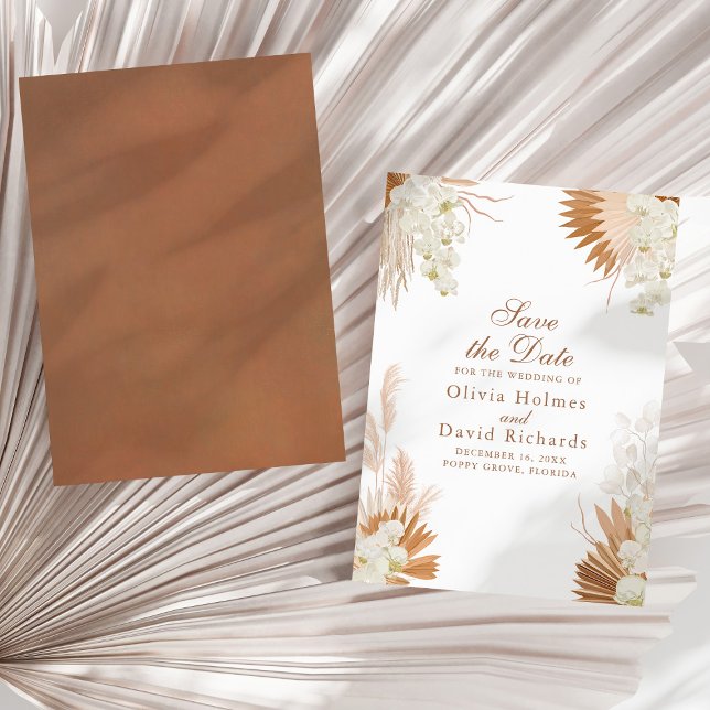 Terracotta Herbe des Pampas Floral Boho Faire-Part (Boho Terracotta Pampas Grass Floral Wedding Save The Date on a sunny neutral dry palm leaf.)