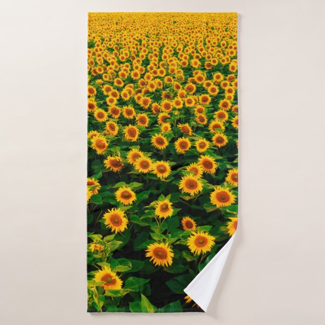 Terrain avec des tournesols jaune vif par jour ens (Serviette de bain)