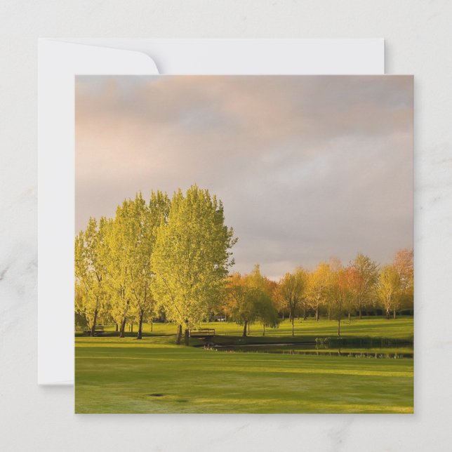 Terrain de golf dans des invitations d'automne (Devant)