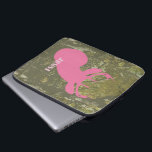 Tête de cerfs communs et sac roses de<br><div class="desc">Un sac de l'électronique comportant une illustration d'un cerf commun rose se dirigent au-dessus d'un arrière - plan de camouflage.  Personnalisez avec votre nom.</div>