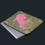 Tête de cerfs communs et sac roses de<br><div class="desc">Un sac de l'électronique comportant une illustration d'un cerf commun rose se dirigent au-dessus d'un arrière - plan de camouflage.  Personnalisez avec votre nom.</div>