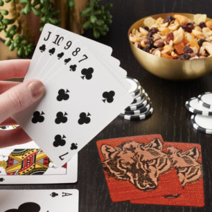 Tête de loup sur des cartes à jouer rouges