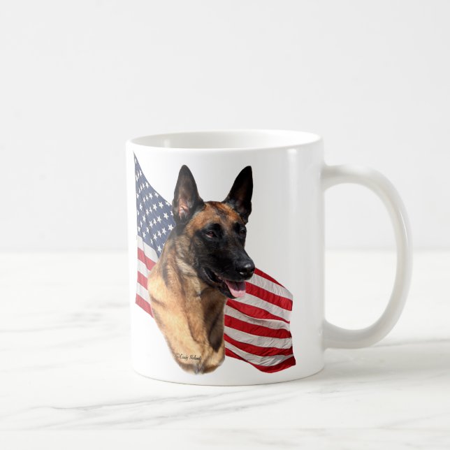 Tête de Malinois de Belge avec la tasse de drapeau (Droite)