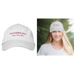 Texte commercial rose brodé sur Casquette<br><div class="desc">Casquette que vous pouvez customiser en tapant votre nom d'entreprise, ville ou ville et état. Le texte sera brodé sur le casquette. La couleur du fil est rose. Vous pouvez l'inclure dans vos produits promotionnels, cadeaux ou cadeaux offerts à vos clients ou clients, une stratégie de marketing pour annoncer votre...</div>